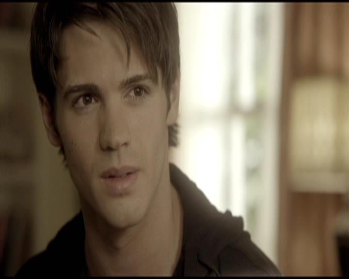 VampireDiariesWorld-dot-org_Seizoen2-DVDScenes-2x11ByTheLightOfTheMoon0040.jpg