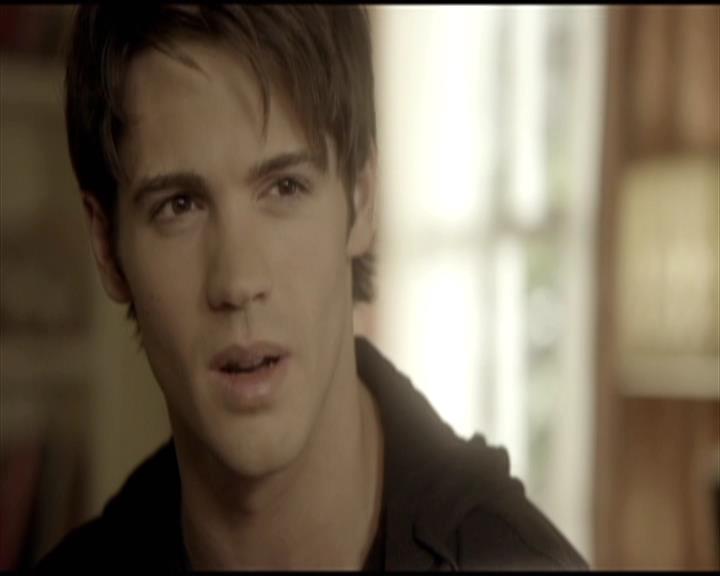 VampireDiariesWorld-dot-org_Seizoen2-DVDScenes-2x11ByTheLightOfTheMoon0041.jpg