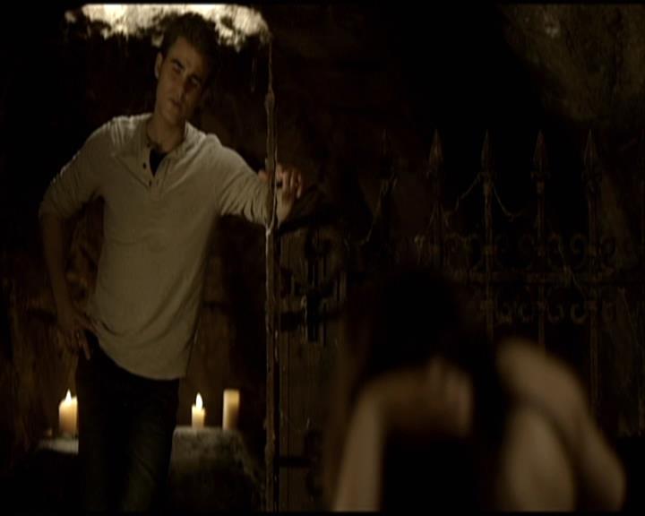 VampireDiariesWorld-dot-org_Seizoen2-DVDScenes-2x11ByTheLightOfTheMoon0061.jpg