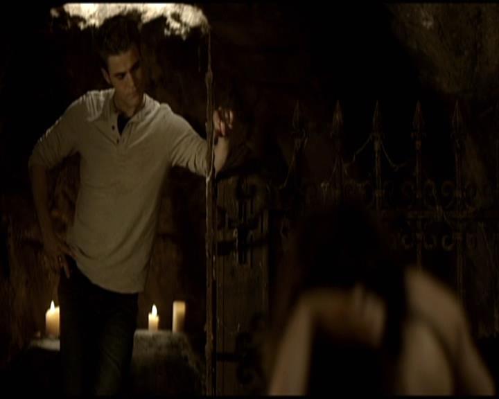 VampireDiariesWorld-dot-org_Seizoen2-DVDScenes-2x11ByTheLightOfTheMoon0068.jpg