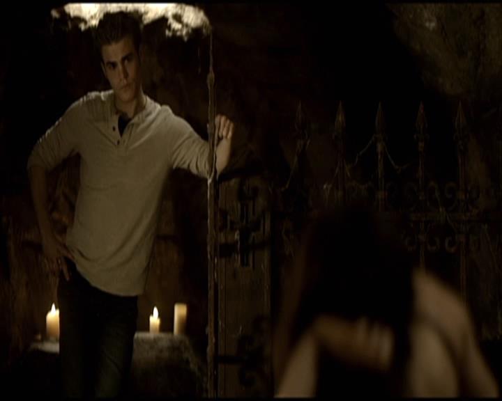 VampireDiariesWorld-dot-org_Seizoen2-DVDScenes-2x11ByTheLightOfTheMoon0070.jpg