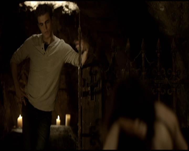 VampireDiariesWorld-dot-org_Seizoen2-DVDScenes-2x11ByTheLightOfTheMoon0071.jpg