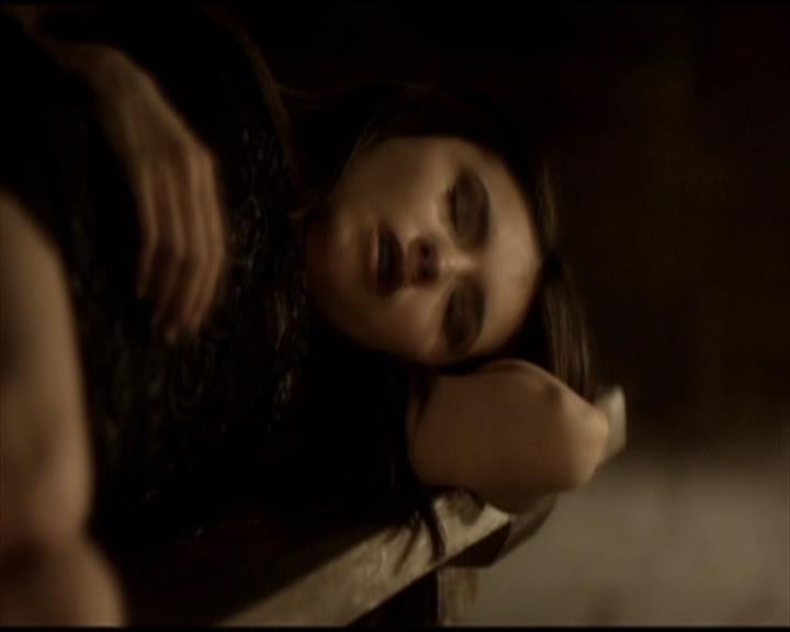 VampireDiariesWorld-dot-org_Seizoen2-DVDScenes-2x11ByTheLightOfTheMoon0153.jpg