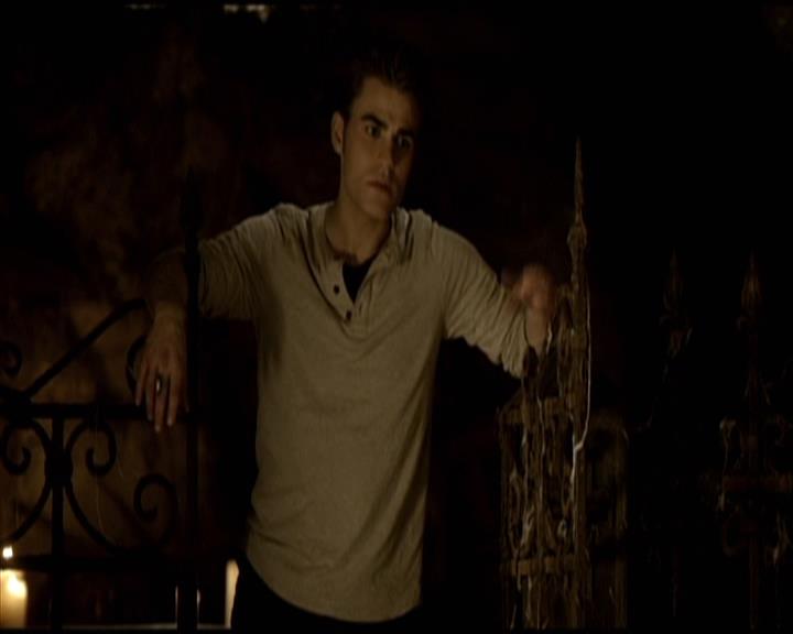 VampireDiariesWorld-dot-org_Seizoen2-DVDScenes-2x11ByTheLightOfTheMoon0161.jpg