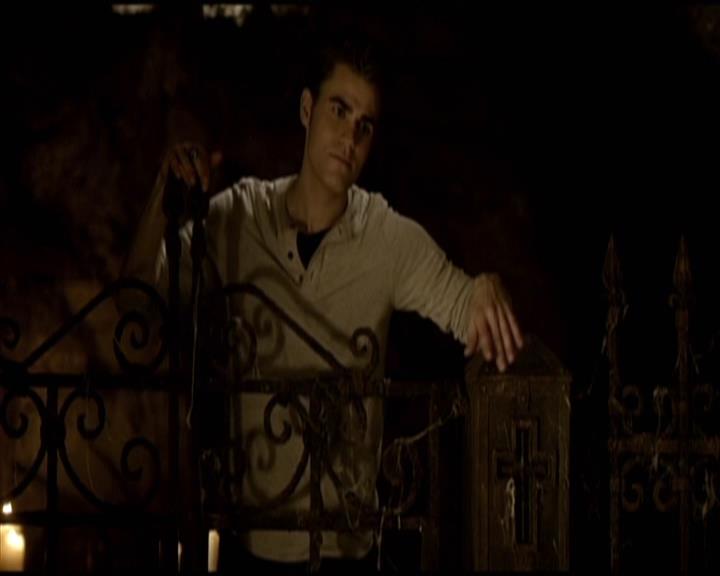 VampireDiariesWorld-dot-org_Seizoen2-DVDScenes-2x11ByTheLightOfTheMoon0165.jpg