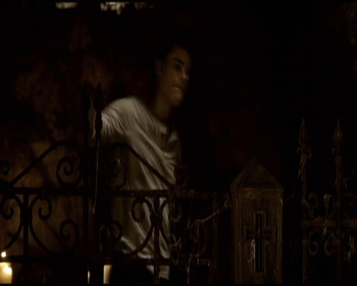 VampireDiariesWorld-dot-org_Seizoen2-DVDScenes-2x11ByTheLightOfTheMoon0166.jpg