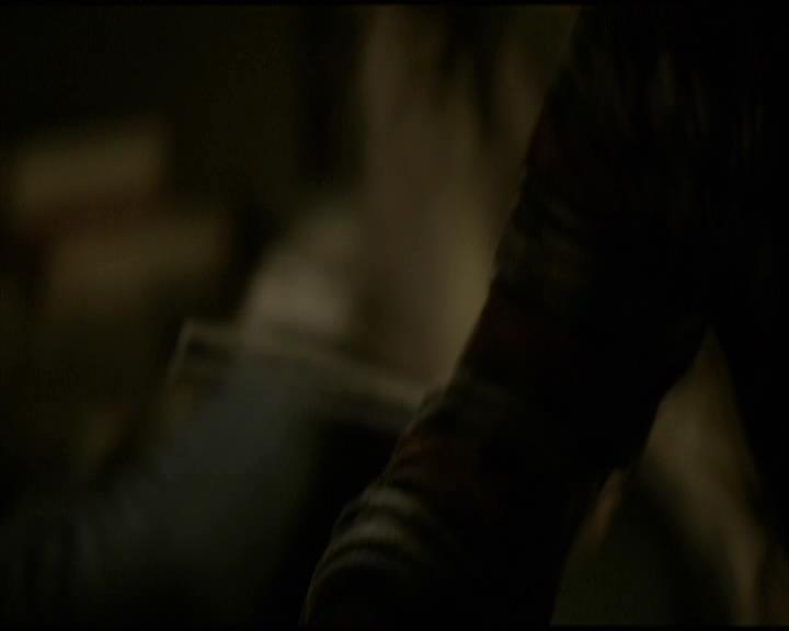 VampireDiariesWorld-dot-org_Seizoen2-DVDScenes-2x11ByTheLightOfTheMoon0171.jpg