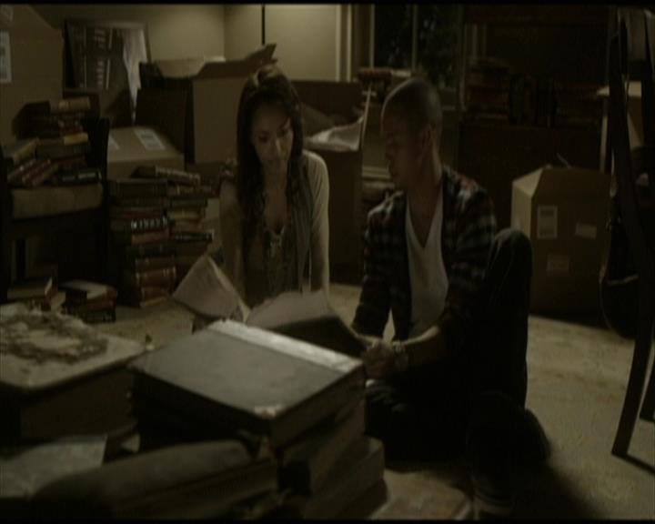 VampireDiariesWorld-dot-org_Seizoen2-DVDScenes-2x11ByTheLightOfTheMoon0175.jpg