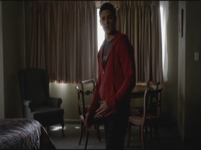 VampireDiariesWorld-dot-org-S3TVD_3x19HeartOfDarkness0510.jpg