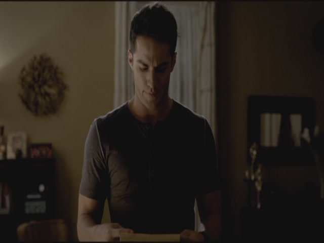 VampireDiariesWorld-dot-org-S3TVD_3x19HeartOfDarkness2150.jpg