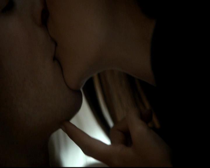 VampireDiariesWorld-dot-org_4x08WellAlwaysHaveBourbonStreet0045.jpg