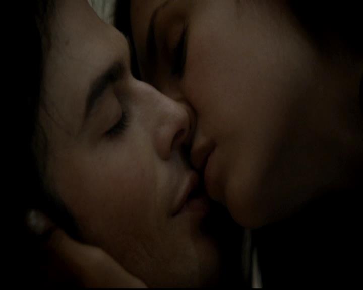 VampireDiariesWorld-dot-org_4x08WellAlwaysHaveBourbonStreet0047.jpg