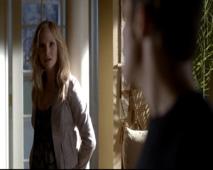 VampireDiariesWorld-dot-org_4x08WellAlwaysHaveBourbonStreet0050.jpg