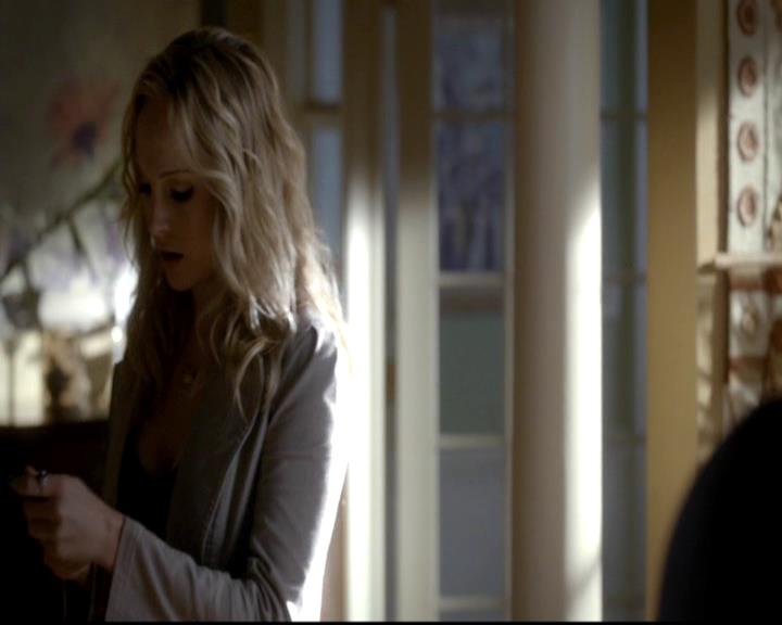 VampireDiariesWorld-dot-org_4x08WellAlwaysHaveBourbonStreet0086.jpg