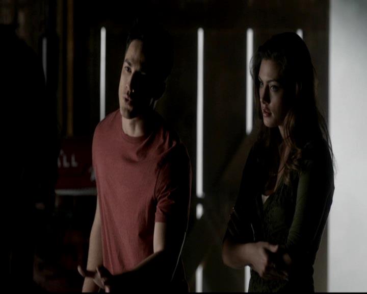 VampireDiariesWorld-dot-org_4x08WellAlwaysHaveBourbonStreet0143.jpg