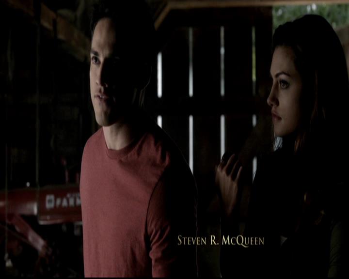 VampireDiariesWorld-dot-org_4x08WellAlwaysHaveBourbonStreet0145.jpg