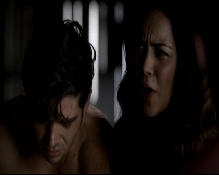 VampireDiariesWorld-dot-org_4x08WellAlwaysHaveBourbonStreet0153.jpg