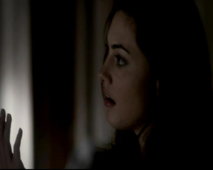 VampireDiariesWorld-dot-org_4x08WellAlwaysHaveBourbonStreet0163.jpg