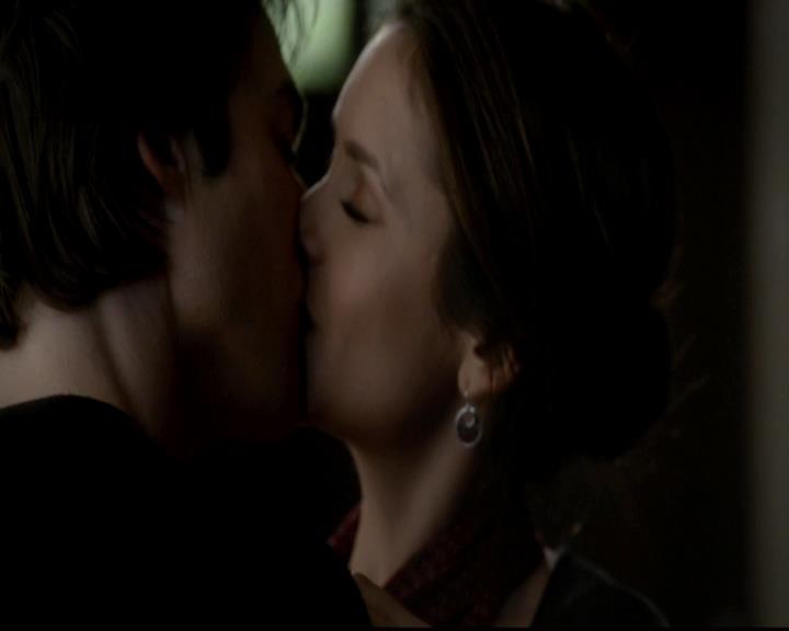 VampireDiariesWorld-dot-org_4x08WellAlwaysHaveBourbonStreet0172.jpg