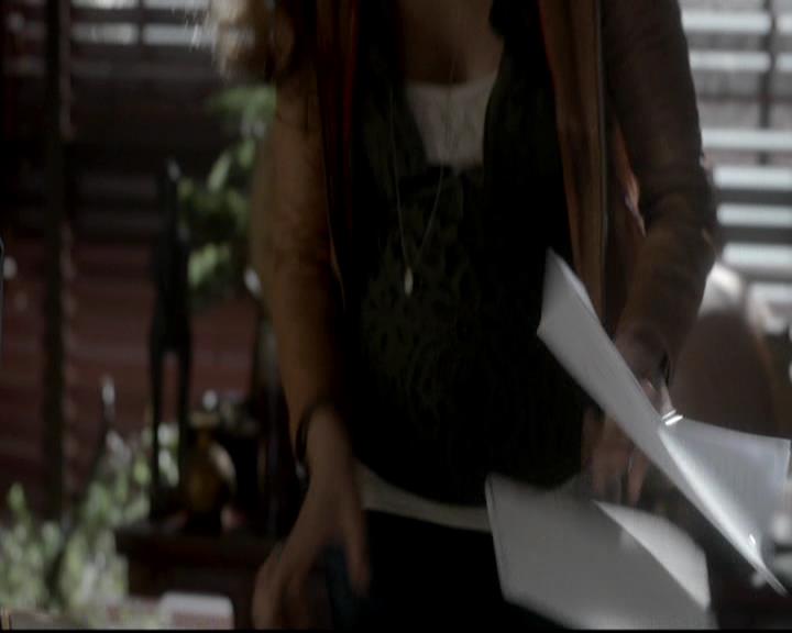 VampireDiariesWorld-dot-org_4x08WellAlwaysHaveBourbonStreet0443.jpg