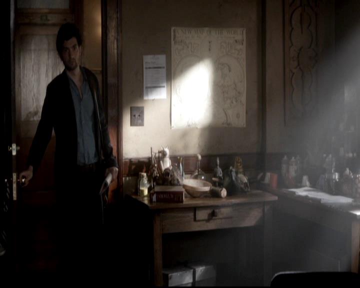 VampireDiariesWorld-dot-org_4x08WellAlwaysHaveBourbonStreet0445.jpg