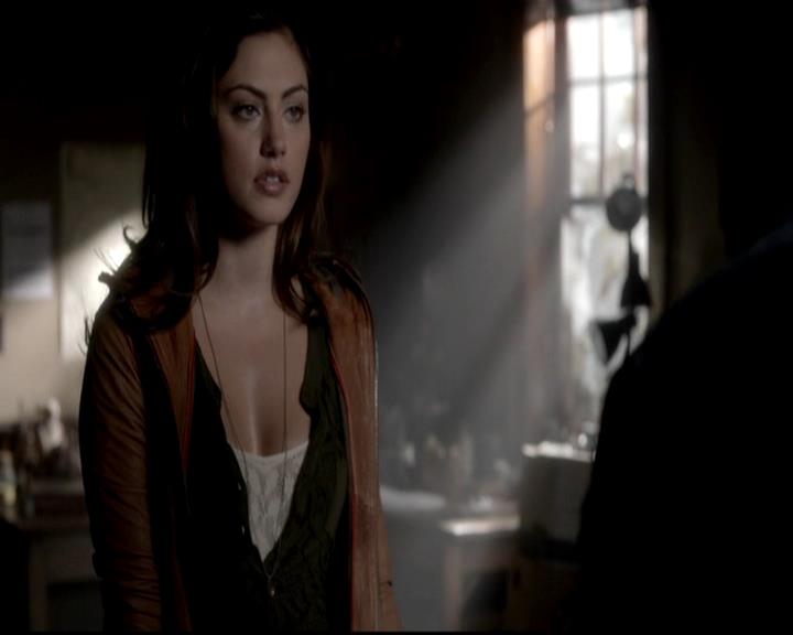 VampireDiariesWorld-dot-org_4x08WellAlwaysHaveBourbonStreet0458.jpg