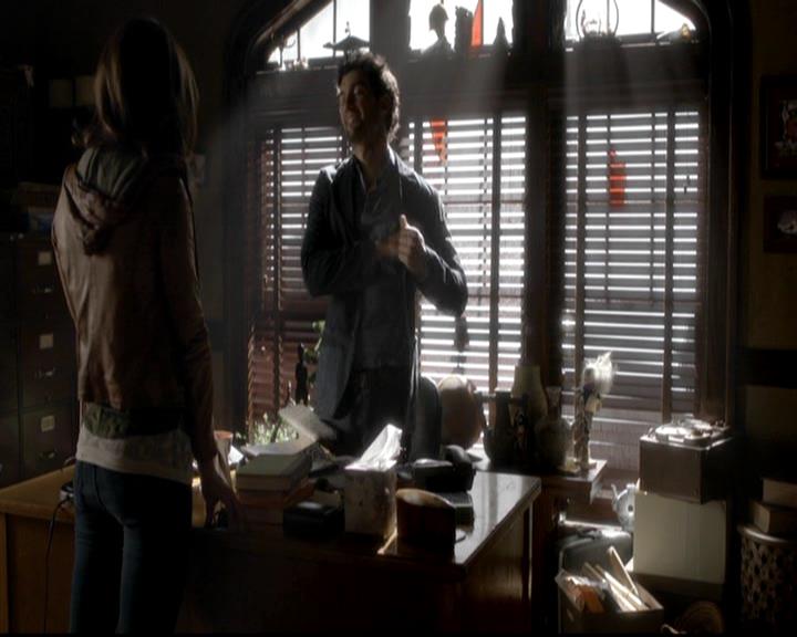 VampireDiariesWorld-dot-org_4x08WellAlwaysHaveBourbonStreet0468.jpg