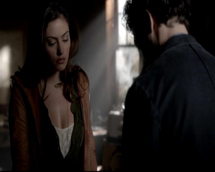 VampireDiariesWorld-dot-org_4x08WellAlwaysHaveBourbonStreet0469.jpg