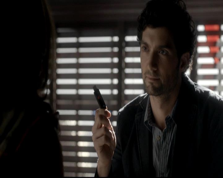 VampireDiariesWorld-dot-org_4x08WellAlwaysHaveBourbonStreet0471.jpg