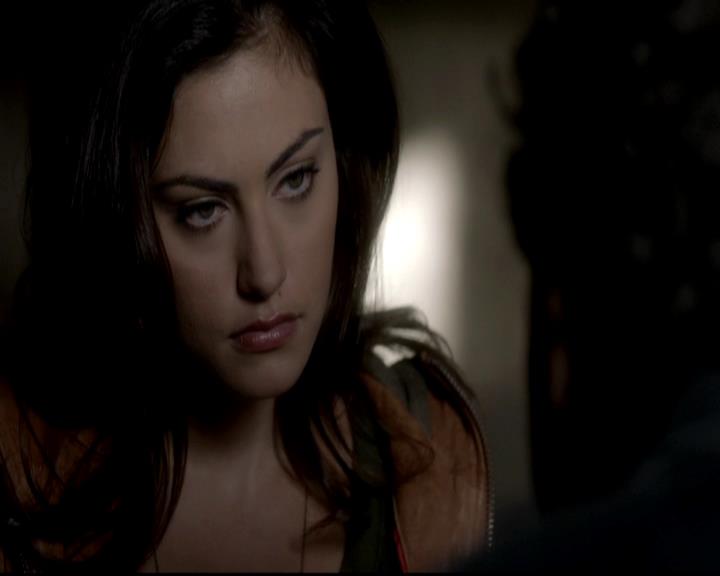 VampireDiariesWorld-dot-org_4x08WellAlwaysHaveBourbonStreet0479.jpg