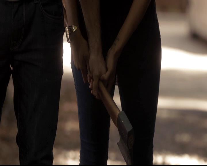 VampireDiariesWorld-dot-org_4x09OComeAllYeFaithful0347.jpg