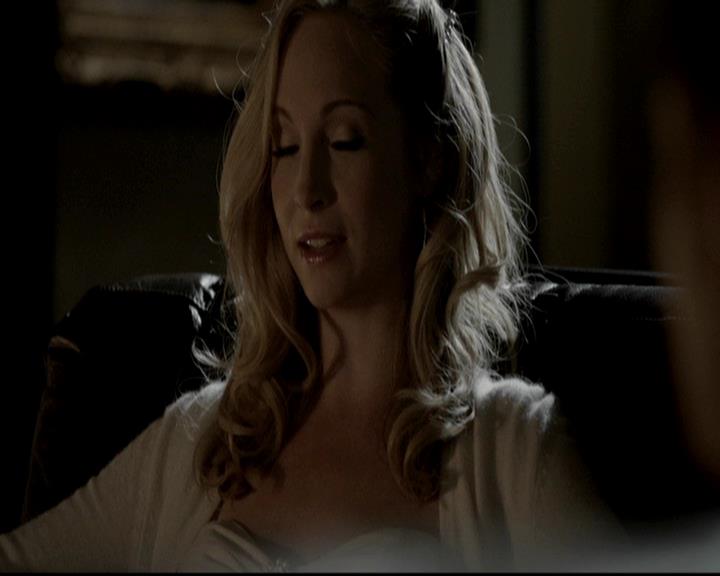 VampireDiariesWorld-dot-org_4x09OComeAllYeFaithful1992.jpg