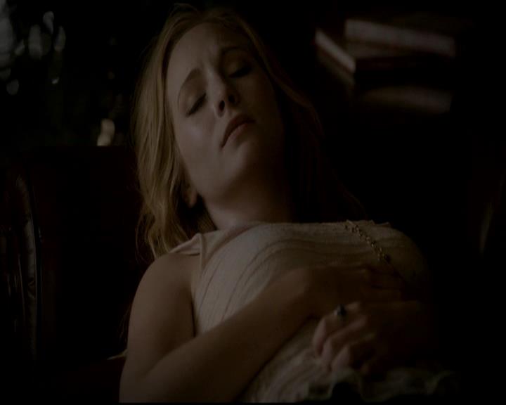 VampireDiariesWorld-dot-org_4x13IntoTheWild2100.jpg