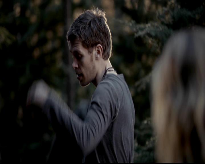 VampireDiariesWorld-dot-org_4x17BecauseTheNight1979.jpg