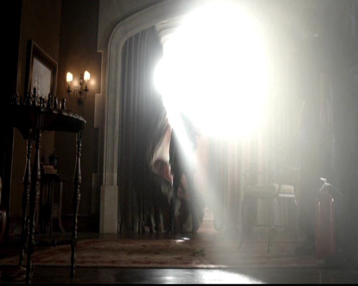 VampireDiariesWorld-dot-org_4x21ShesComeUndone0885.jpg