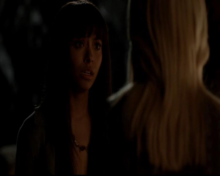 VampireDiariesWorld-dot-org_4x22TheWalkingDead1239.jpg