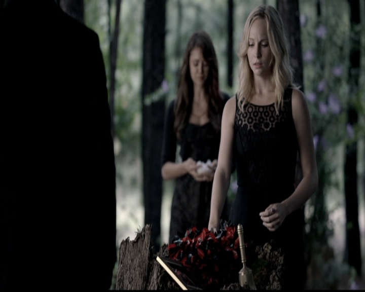 VampireDiariesWorld-dot-org_5x04ForWhomtheBellTolls1944.jpg