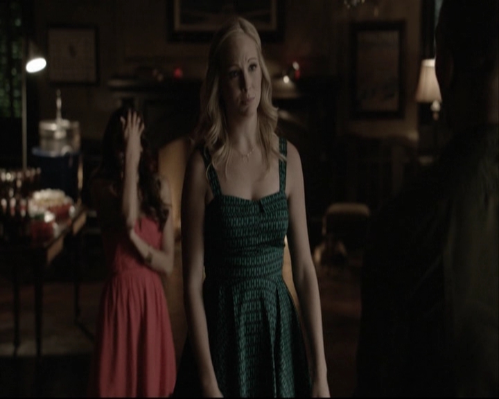 VampireDiariesWorld-dot-org_5x08DeadManOnCampus-deletedscene0016.jpg