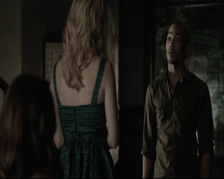 VampireDiariesWorld-dot-org_5x08DeadManOnCampus-deletedscene0026.jpg