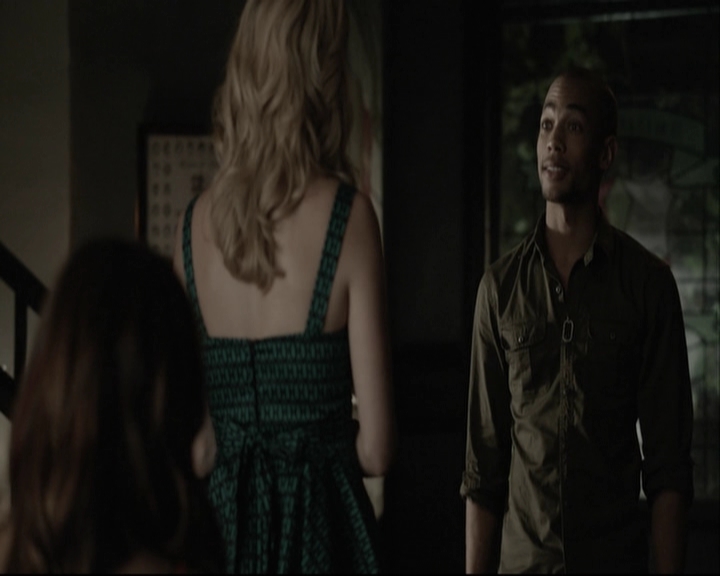 VampireDiariesWorld-dot-org_5x08DeadManOnCampus-deletedscene0027.jpg