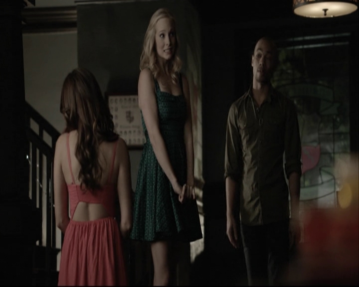 VampireDiariesWorld-dot-org_5x08DeadManOnCampus-deletedscene0032.jpg