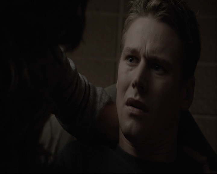 VampireDiariesWorld-dot-org_5x08DeadManOnCampus-deletedscene0084.jpg