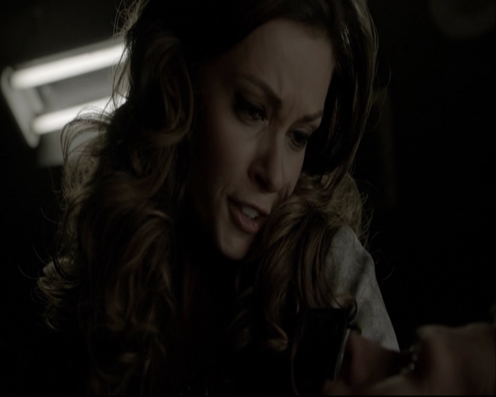 VampireDiariesWorld-dot-org_5x08DeadManOnCampus-deletedscene0088.jpg