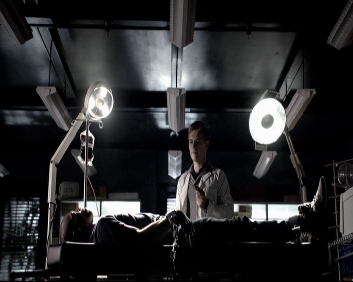 VampireDiariesWorld-dot-org_5x08DeadManOnCampus0087.jpg