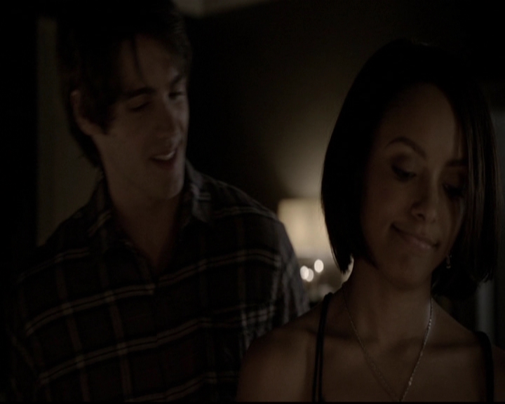VampireDiariesWorld-dot-org_5x08DeadManOnCampus2007.jpg