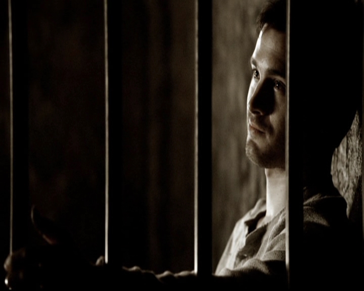 VampireDiariesWorld-dot-org_5x19ManOnFire0425.jpg