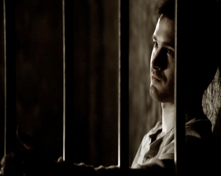 VampireDiariesWorld-dot-org_5x19ManOnFire0426.jpg