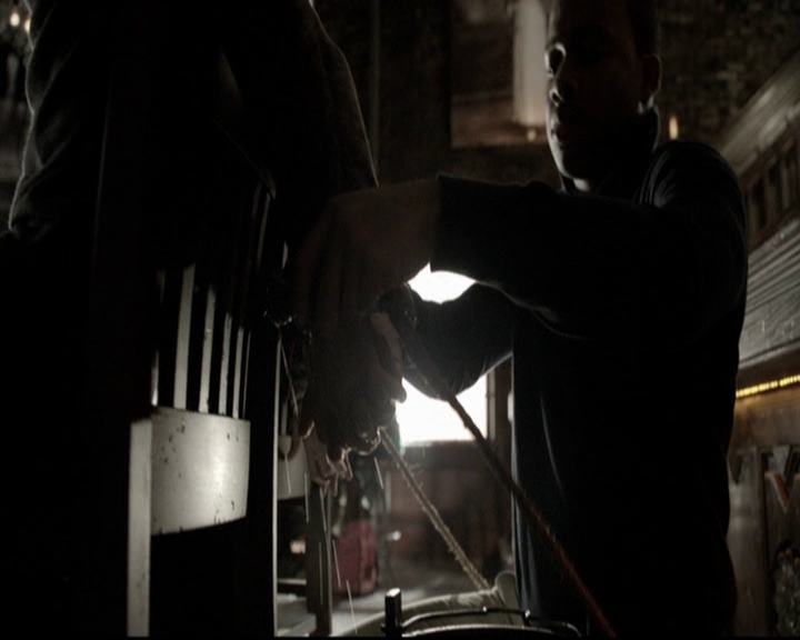 VampireDiariesWorld-dot-org_5x19ManOnFire0573.jpg