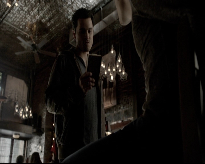 VampireDiariesWorld-dot-org_5x19ManOnFire0591.jpg