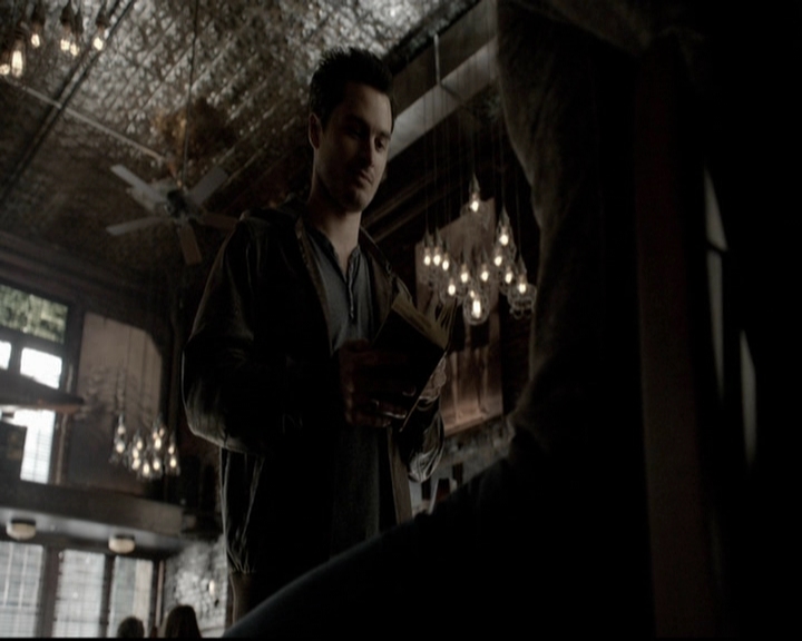 VampireDiariesWorld-dot-org_5x19ManOnFire0595.jpg